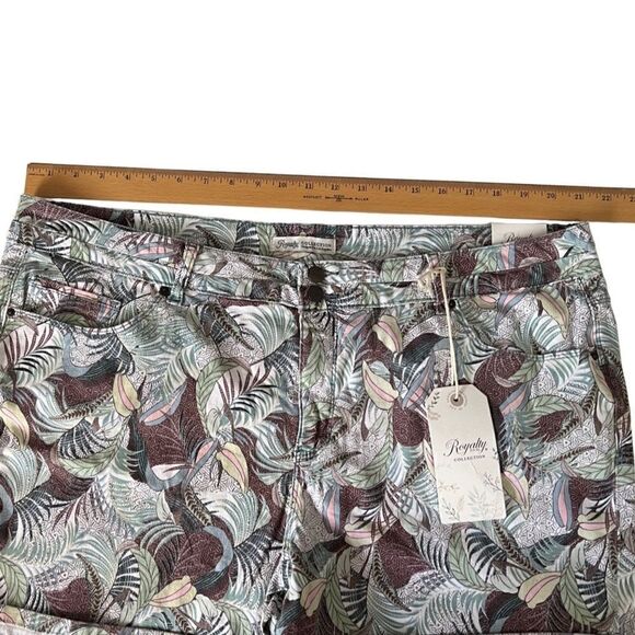 Royalty for Me Collection Floral Cuff Cotton Blend Shorts Women's Size 18 NWT - Picture 5 of 15